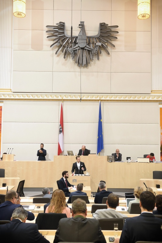 Nationalratsabgeordneter Gernot Blümel (V) am Rednerpult