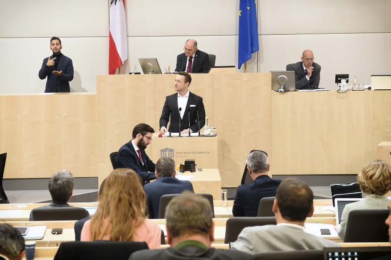 Nationalratsabgeordneter Gernot Blümel (V) am Rednerpult