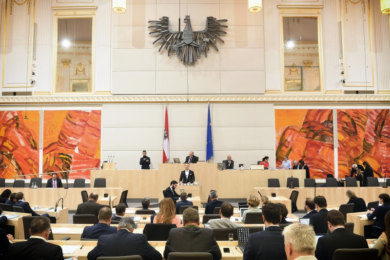 Nationalratsabgeordneter Gernot Blümel (V) am Rednerpult