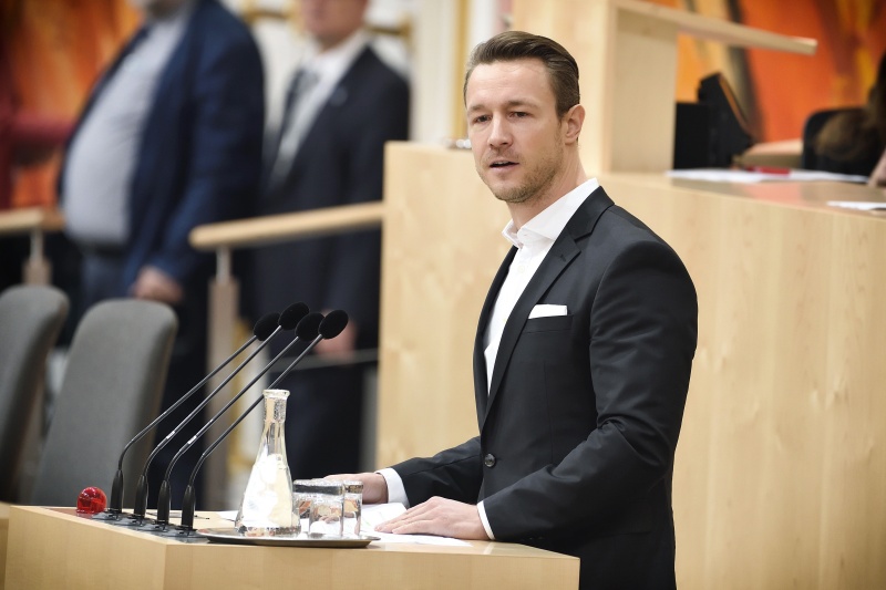 Nationalratsabgeordneter Gernot Blümel (V) am Rednerpult