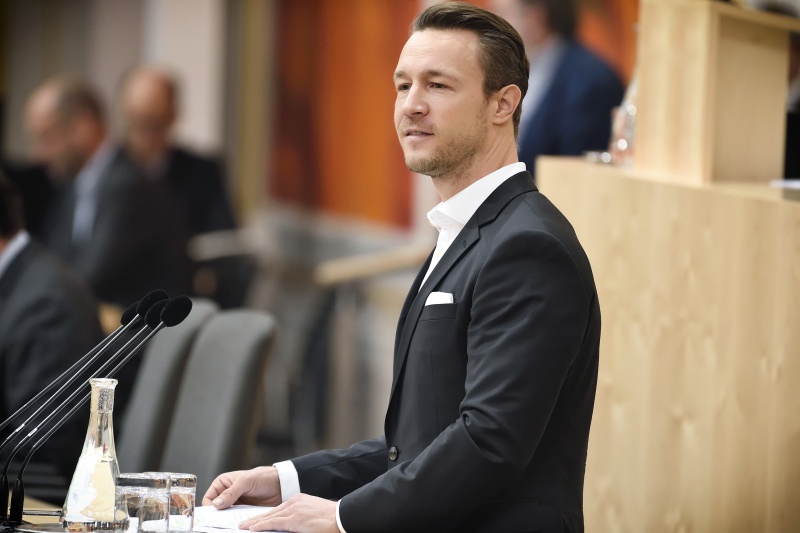 Nationalratsabgeordneter Gernot Blümel (V) am Rednerpult