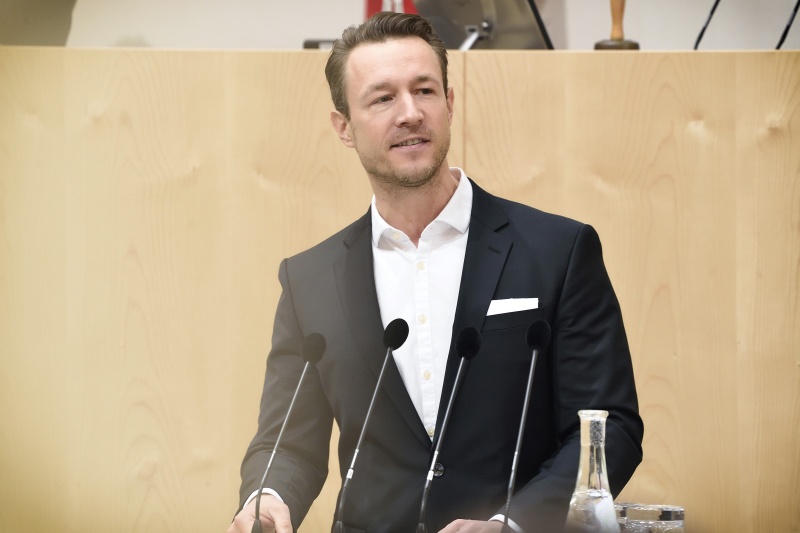 Nationalratsabgeordneter Gernot Blümel (V) am Rednerpult