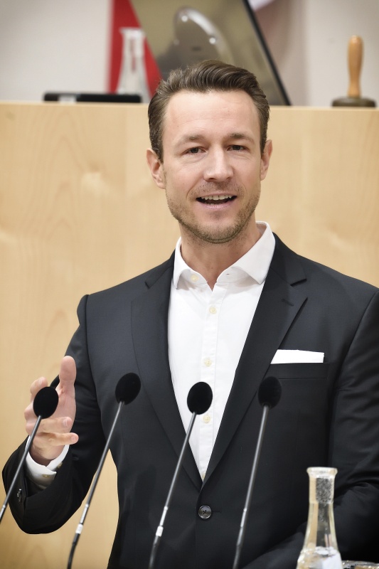 Nationalratsabgeordneter Gernot Blümel (V) am Rednerpult