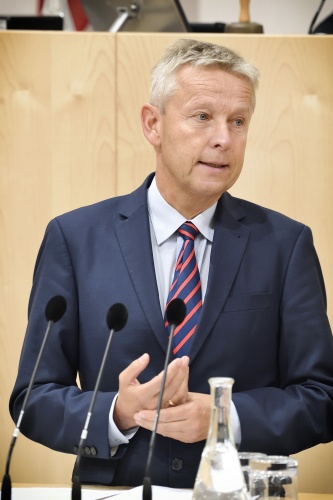 Nationalratsabgeordneter Reinhold Lopatka (V) am Rednerpult