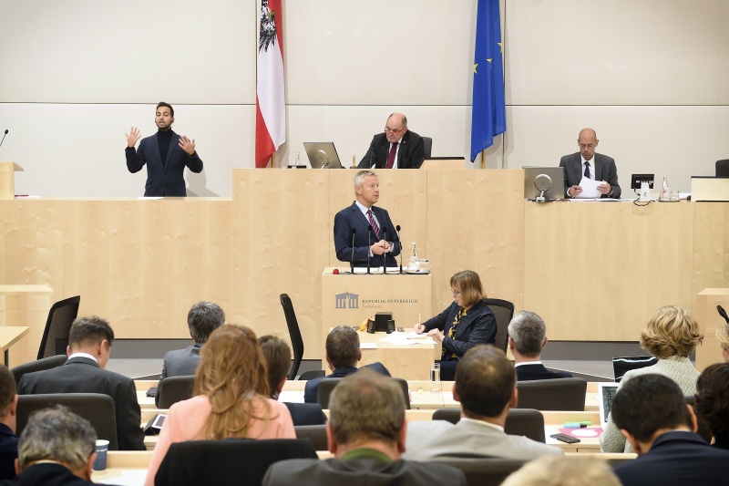 Nationalratsabgeordneter Reinhold Lopatka (V) am Rednerpult