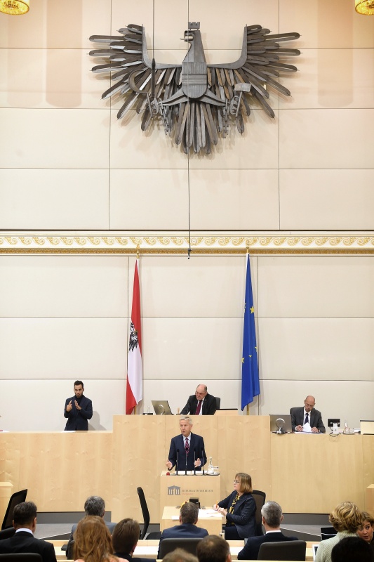 Nationalratsabgeordneter Reinhold Lopatka (V) am Rednerpult