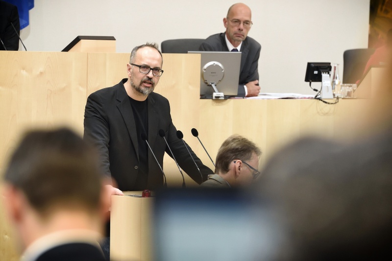 Nationalratsabgeordneter Michel Reimon (G) am Rednerpult