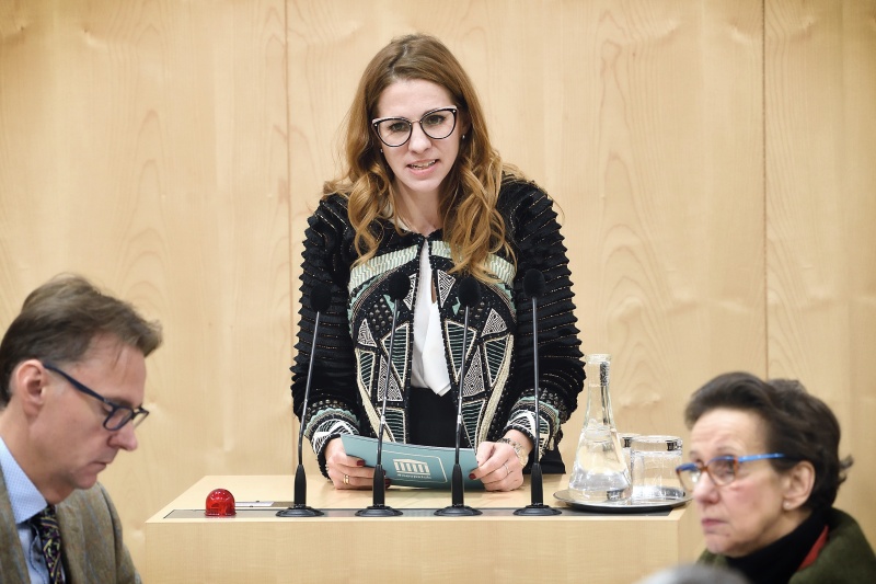 Nationalratsabgeordnete Carmen Jeitler-Cincelli (V) am Rednerpult