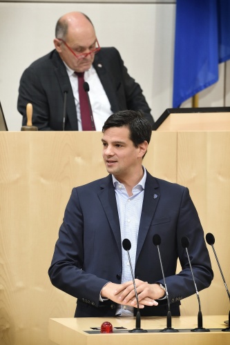 Nationalratsabgeordneter Hannes Amesbauer (F) am Rednerpult