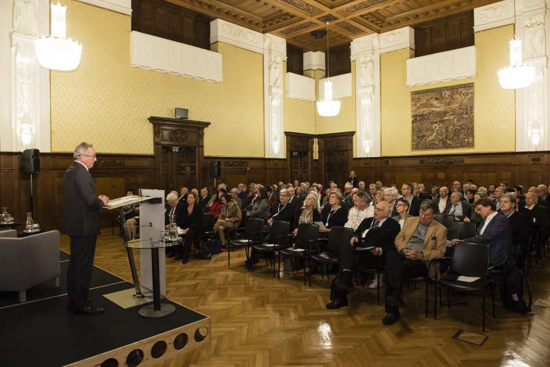 Am Rednerpult: Bundesratspräsident Karl Bader (V). Blick Richtung VeranstaltungsteilnehmerInnen