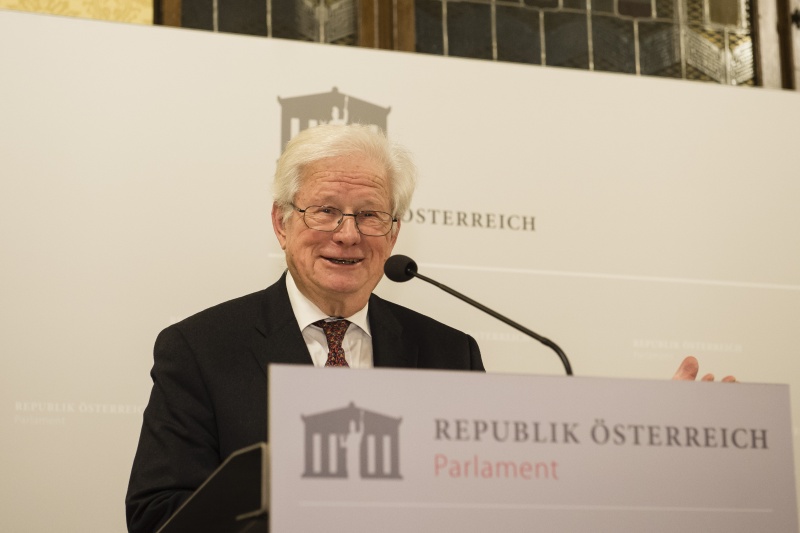 Am Rednerpult: Autor Raoul Kneucker