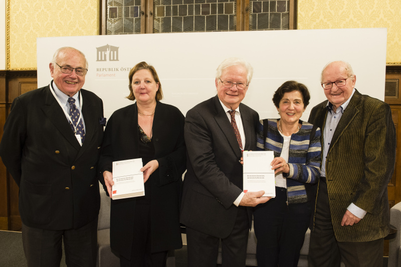 Von links: Heinrich Neisser Zweiter Präsident des Nationalrats a.D, Waltraud Moritz Verlagsleitung, Böhlau Verlag, Raoul Kneucker Autor, Elsa Hackl Bundesministerium für Bildung, Wissenschaft und Forschung, Manfried Welan ehem. Rektor der Universität für Bodenkultur