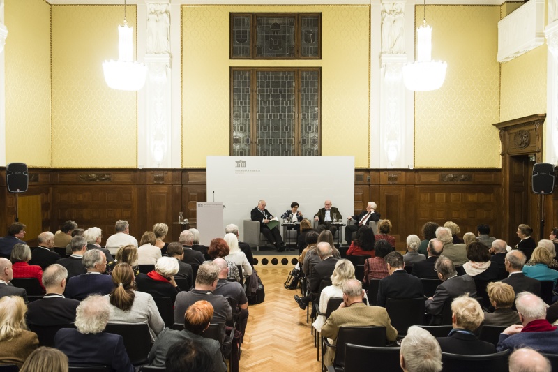 Am Podium von links: Heinrich Neisser Zweiter Präsident des Nationalrats a.D., Elsa Hackl Bundesministerium für Bildung, Wissenschaft und Forschung, Manfried Welan ehem. Rektor der Universität für Bodenkultur, Raoul Kneucker Autor. Blick Richtung VeranstaltungsteilnehmerInnen