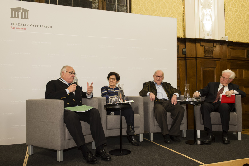 Am Podium von links: Heinrich Neisser Zweiter Präsident des Nationalrats a.D., Elsa Hackl Bundesministerium für Bildung, Wissenschaft und Forschung, Manfried Welan ehem. Rektor der Universität für Bodenkultur, Raoul Kneucker Autor