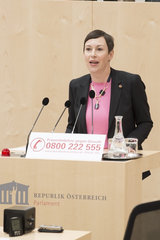 Am Rednerpult: Nationalratsabgeordnete Henrike Brandstötter (N)