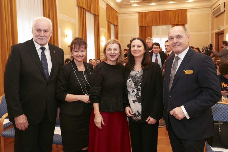 Von rechts: Nationalratspräsident Wolfgang Sobotka (V), Monika Dienstbier-Arkai, Tschechische Botschafterin in Österreich Ivana Červenková, Bürgermeisterin der Stadtgemeinde Laa/Thaya Brigitte Ribisch, Kreishauptmann Südmähren Bohumil Simek