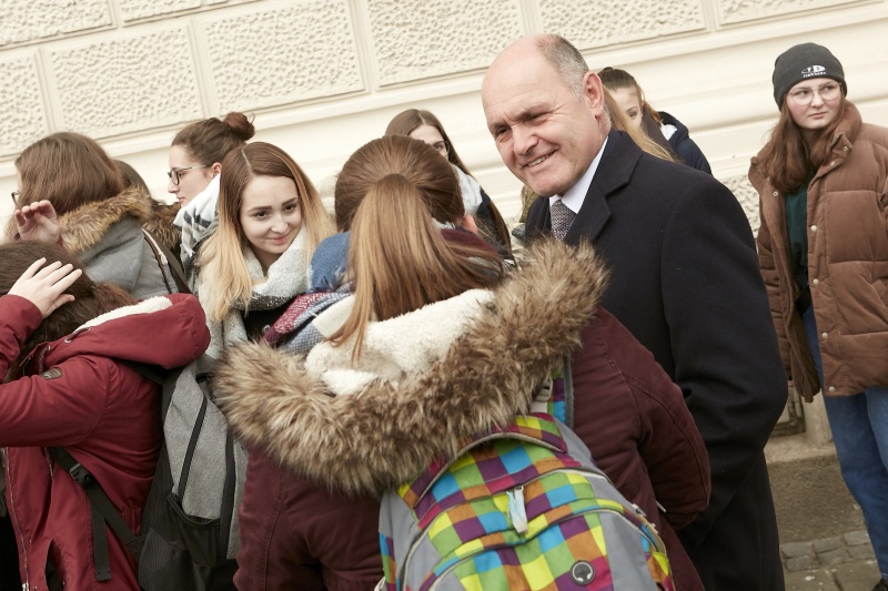 Nationalratspräsident Wolfgang Sobotka (V) im Gespräch mit SchülerInnen
