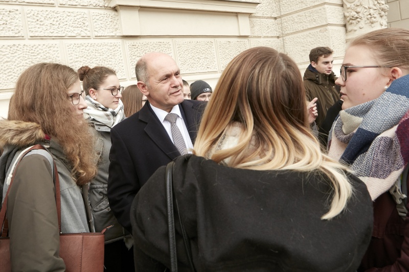 Nationalratspräsident Wolfgang Sobotka (V) im Gespräch mit SchülerInnen