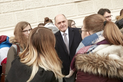 Nationalratspräsident Wolfgang Sobotka (V) im Gespräch mit SchülerInnen