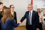 Bundesratspräsident Karl Bader mit SchülerInnen der HLW Türnitz