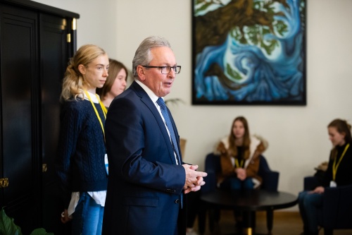 Bundesratspräsident Karl Bader (V) begrßt die SchülerInnen der HLW Türnitz