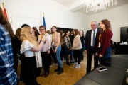 Bundesratspräsident Karl Bader mit SchülerInnen der HLW Türnitz