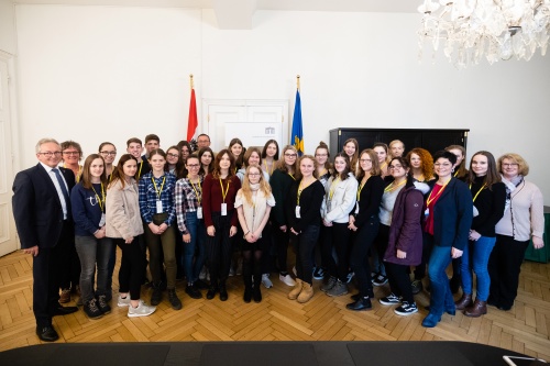Gruppenfoto mit Bundesratspräsident Reinhard Todt (V) (links) und SchülerInnen der HLW Türnitz