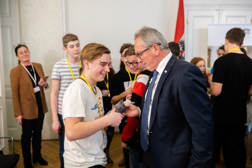 Geschenkübergabe an Bundesratspräsident Karl Bader (V) durch einen Schüler der Neuen Mittelschule St. Veit an der Gölsen