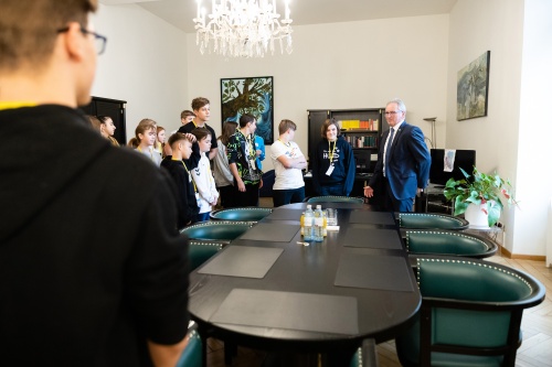 Begrüßung der SchülerInnen der Neuen Mittelschule St. Veit an der Gölsen durch Bundesratspräsident Karl Bader (V)