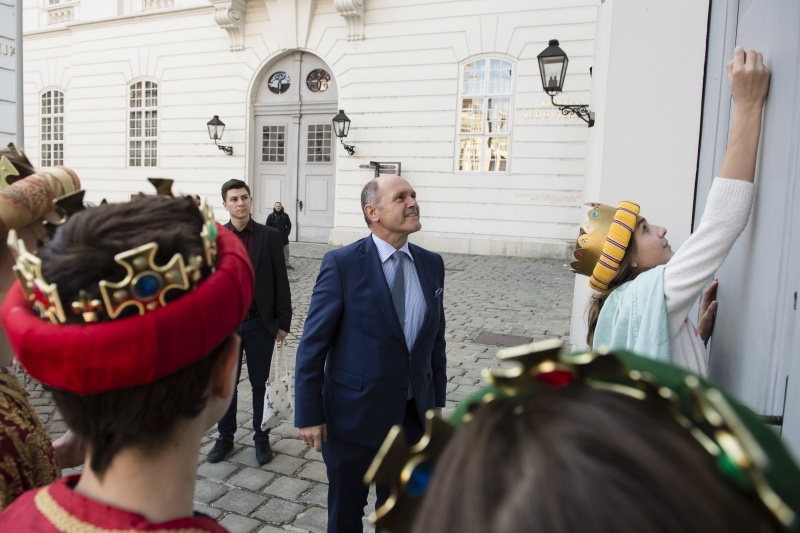 Nationalratspräsident Wolfgang Sobotka (V) mit Sternsingern