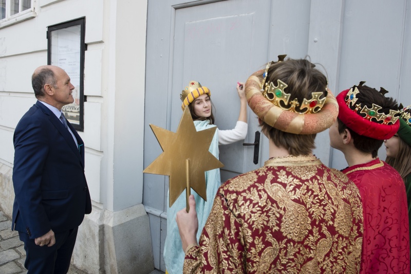 Nationalratspräsident Wolfgang Sobotka (V) mit Sternsingern