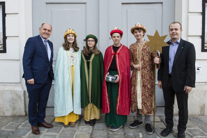 Nationalratspräsident Wolfgang Sobotka (V) mit Sternsingern