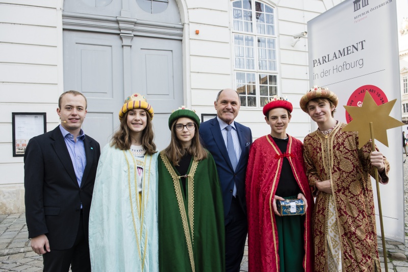 Nationalratspräsident Wolfgang Sobotka (V) mit Sternsingern