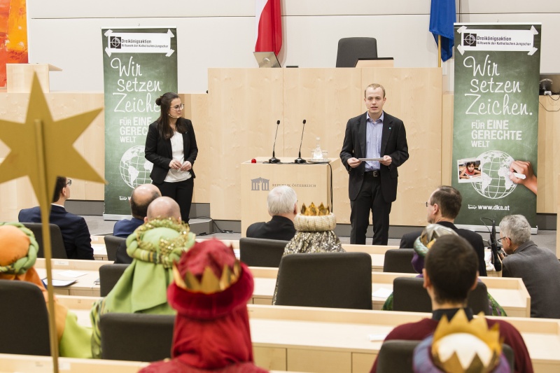 Von links: Barbara Grüner und Vorsitzender der Katholischen Jungschar Österreichs Jakob Haijes (am Wort)