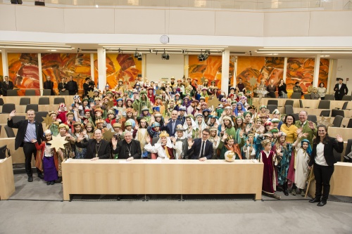Gruppenfoto mit allen VeranstaltungsteilnehmerInnen. Bildmitte: Nationalratspräsident Wolfgang Sobotka (V)