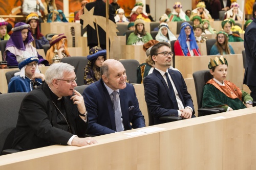 Von links: Am Rednerpult: Militärbischof für Österreich Werner Freistetter, Nationalratspräsident Wolfgang Sobotka (V), VeranstaltungsteilnehmerInnen