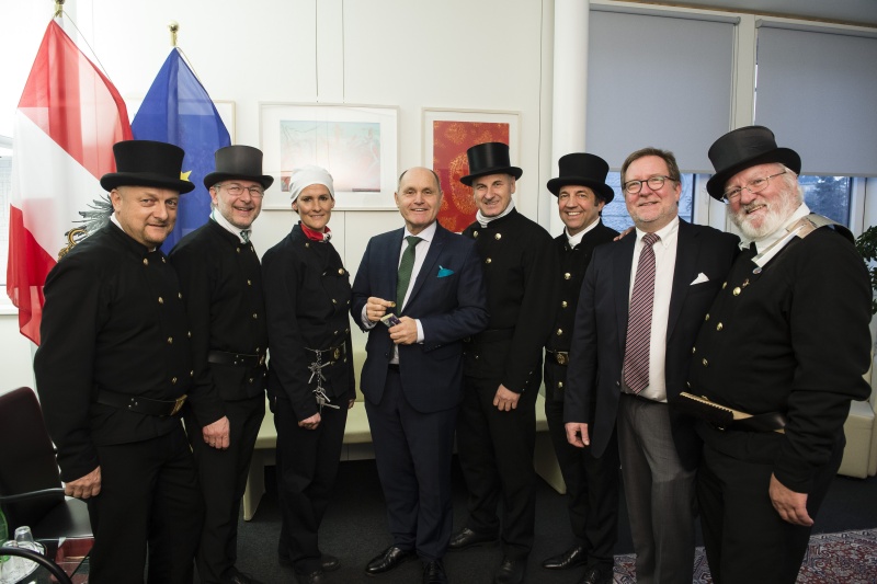 Nationalratspräsident Wolfgang Sobotka (V) (Mitte) mit VertreterInnen der Rauchfangkehrerinnung