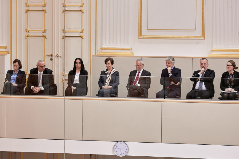 von rechts: Zwei SitzungsteilnehmerInnen, Parlamentsdirektor Harald Dossi, Bundespräsident Alexander Van der Bellen, Doris Schmidauer, SitzungsteilnehmerInnen