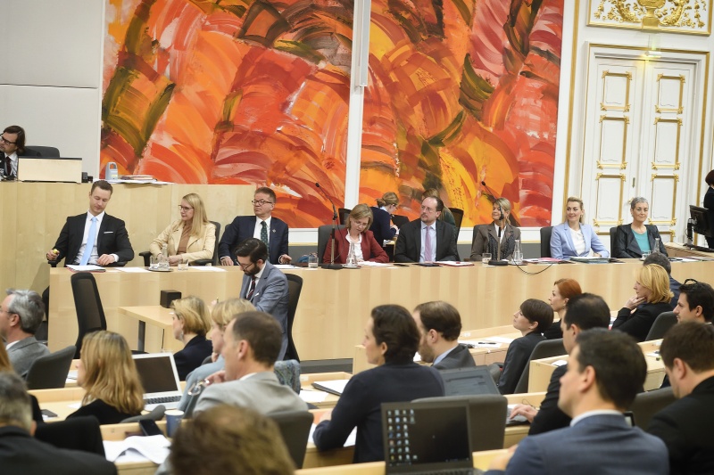 Regierungsbank von links: Finanzminister Gernot Blümel (V), Wirtschaftsministerin Margarete Schramböck (V), Sozialminister Rudolf Anschober (G), Infrastrukturministerin Leonore Gewessler (G), Außenminister Alexander Schallenberg, Verteidigungsministerin Klaudia Tanner (V), Arbeits- und Familienministerin Christine Aschbacher (V), Staatssekretärin Ulrike Lunacek (G)