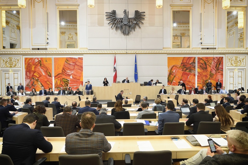 Regierungsbank von links: Staatssekretär Magnus Brunner (V), Integrationsministerin Susanne Raab (V), Justizministerin Alma Zadic (G), Innenminister Karl Nehammer (V), Europaministerin Karoline Edtstadler (V), Bildungsminister Heinz Faßmann, Landwirtschaftsministerin Elisabeth Köstinger (V), Vizekanzler Werner Kogler (G), Bundeskanzler Sebastian Kurz (V), Finanzminister Gernot Blümel (V), Wirtschaftsministerin Margarete Schramböck (V), Sozialminister Rudolf Anschober (G), Infrastrukturministerin Leonore Gewessler (G), Außenminister Alexander Schallenberg, Verteidigungsministerin Klaudia Tanner (V), Arbeits- und Familienministerin Christine Aschbacher (V), Staatssekretärin Ulrike Lunacek (G)