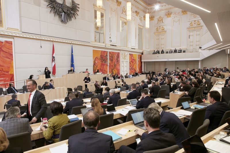 Klubobfrau Beate Meinl-Reisinger (N) am Wort