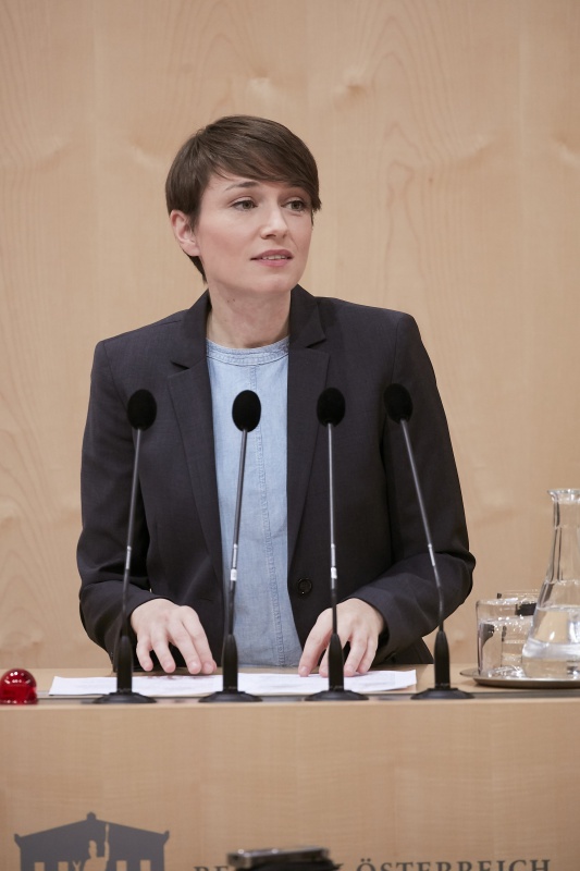 Klubobfrau Sigrid Maurer (G) am Wort