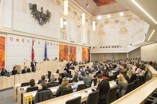 Auf der Regierungsbank: Bundeskanzler Sebastian Kurz (V) bei seiner Regierungserklärung. Blick Richtung SitzungsteilnehmerInnen
