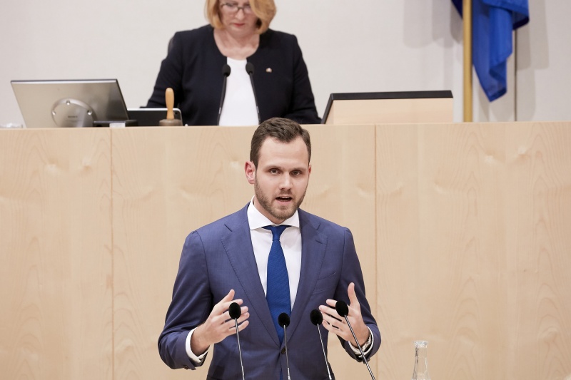 Am Rednerpult Nationalratsabgeordnete Felix Eypeltauer (N)