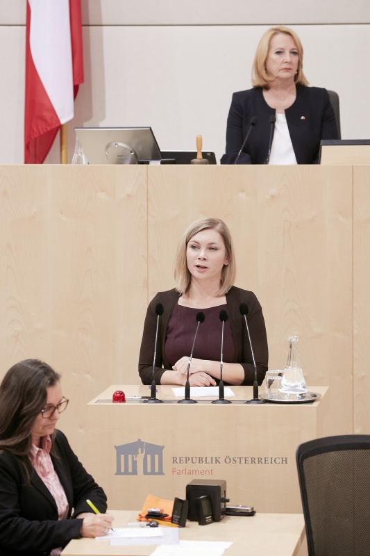 Am Rednerpult Nationalratsabgeordnete Eva-Maria Himmelbauer (V)