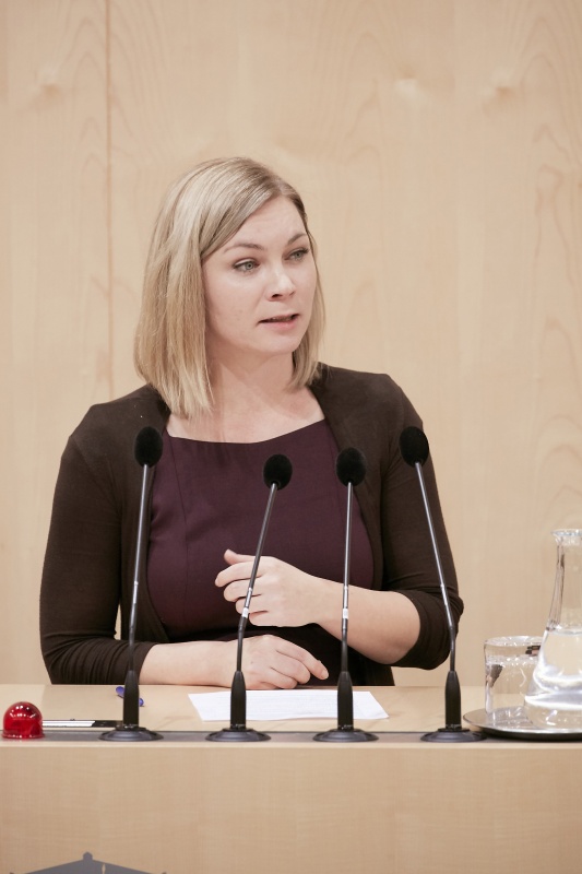 Am Rednerpult Nationalratsabgeordnete Eva-Maria Himmelbauer (V)