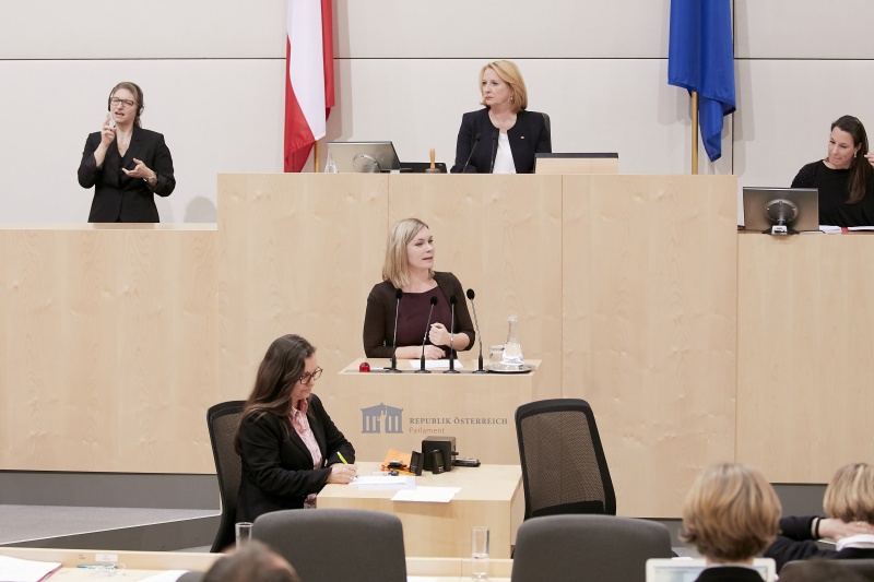 Am Rednerpult Nationalratsabgeordnete Eva-Maria Himmelbauer (V)
