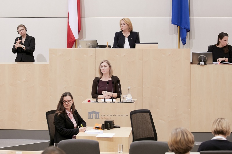 Am Rednerpult Nationalratsabgeordnete Eva-Maria Himmelbauer (V)