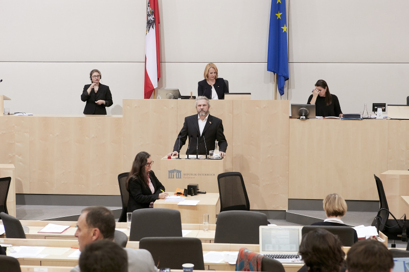 am Rednerpult Nationalratsabgeordneter Martin Litschauer (G)