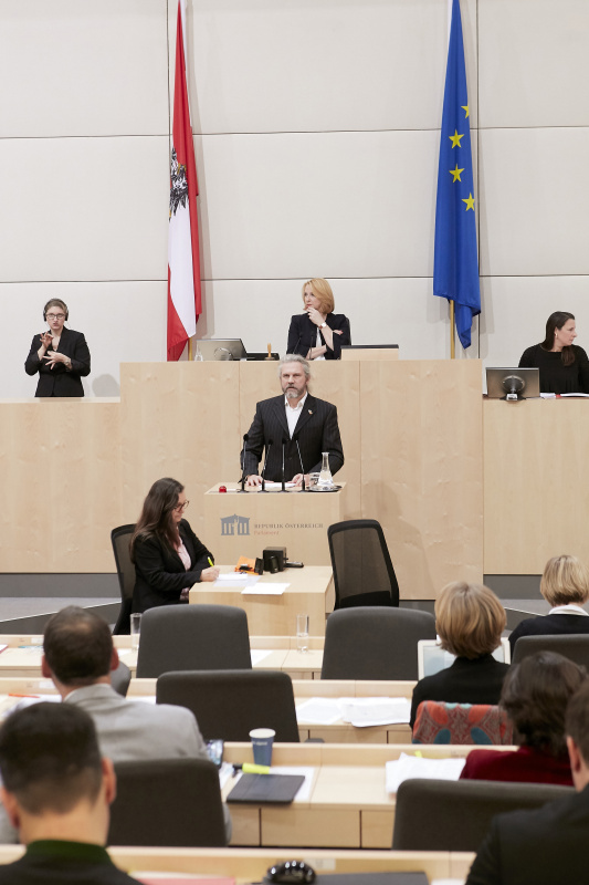 am Rednerpult Nationalratsabgeordneter Martin Litschauer (G)